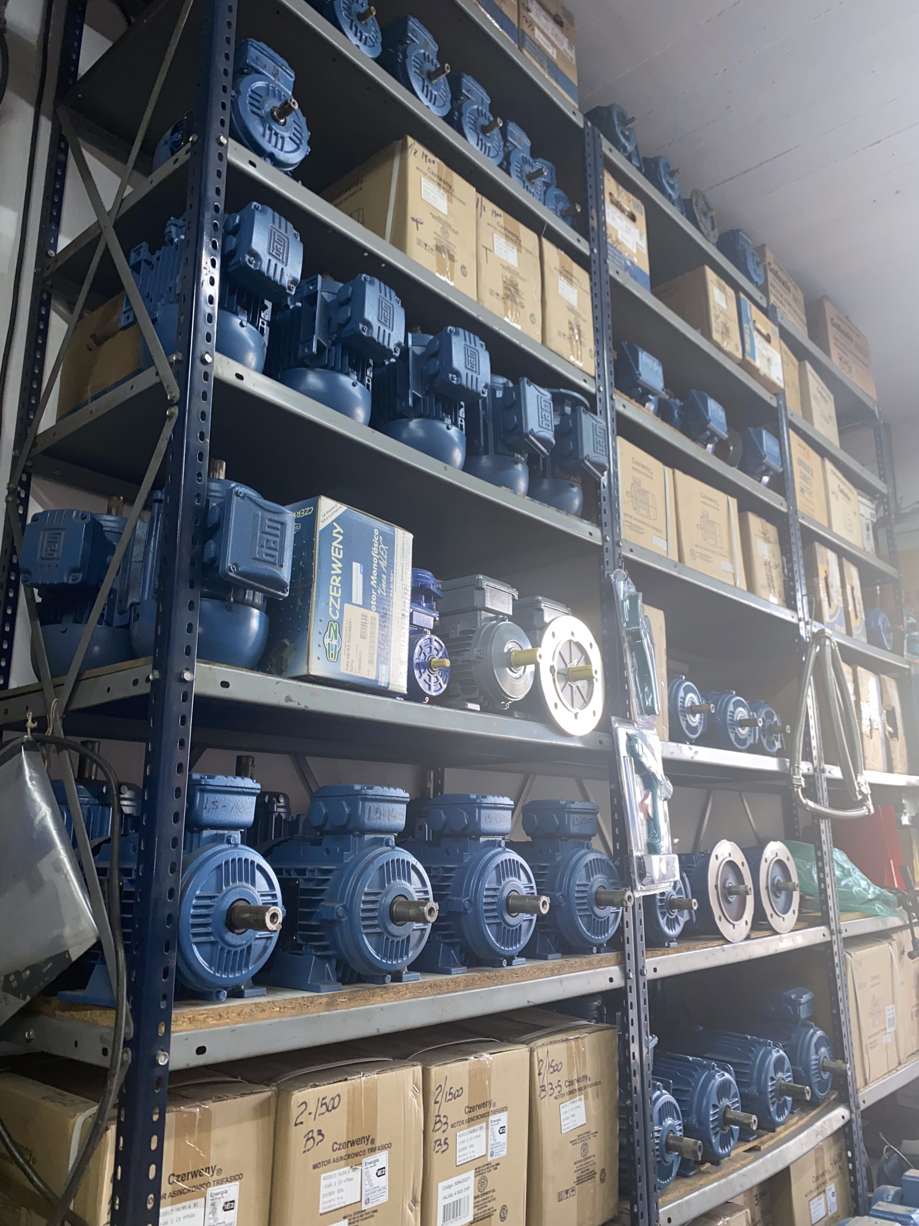 Estantería con stock oficial de bombas Czerweny listas