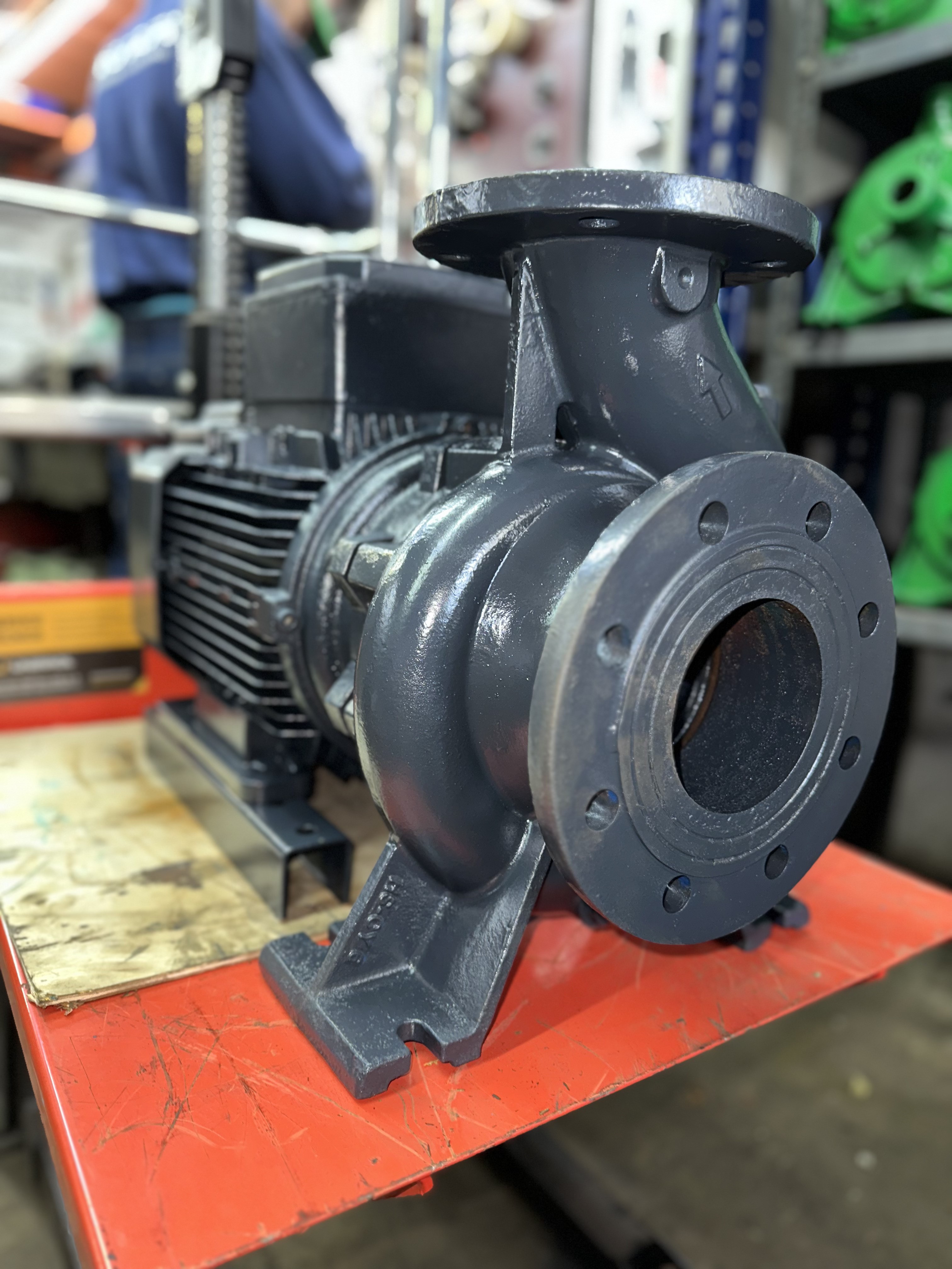 Reparación de bomba de agua de gran caudal en taller