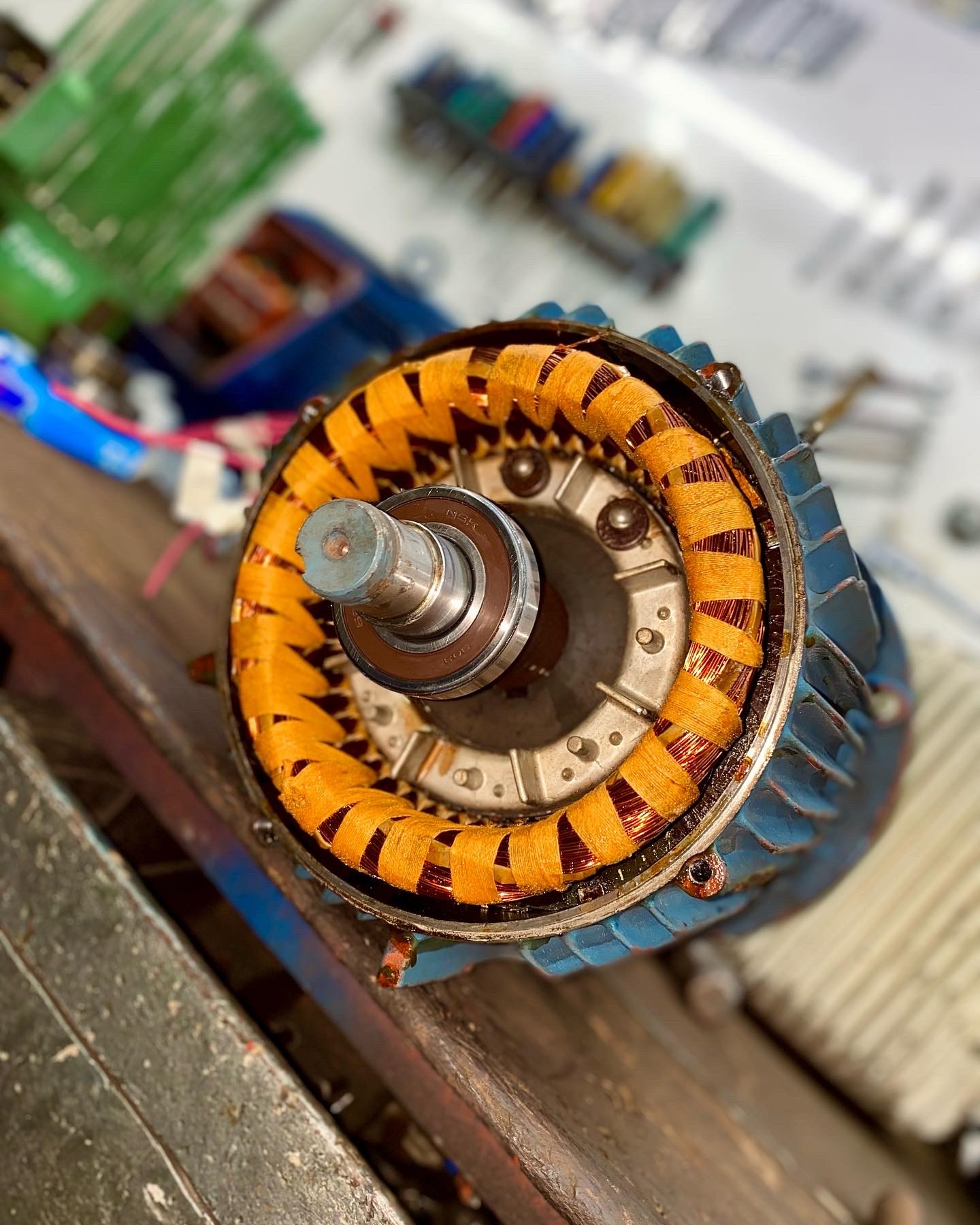 Motor abierto en proceso de bobinado en el taller