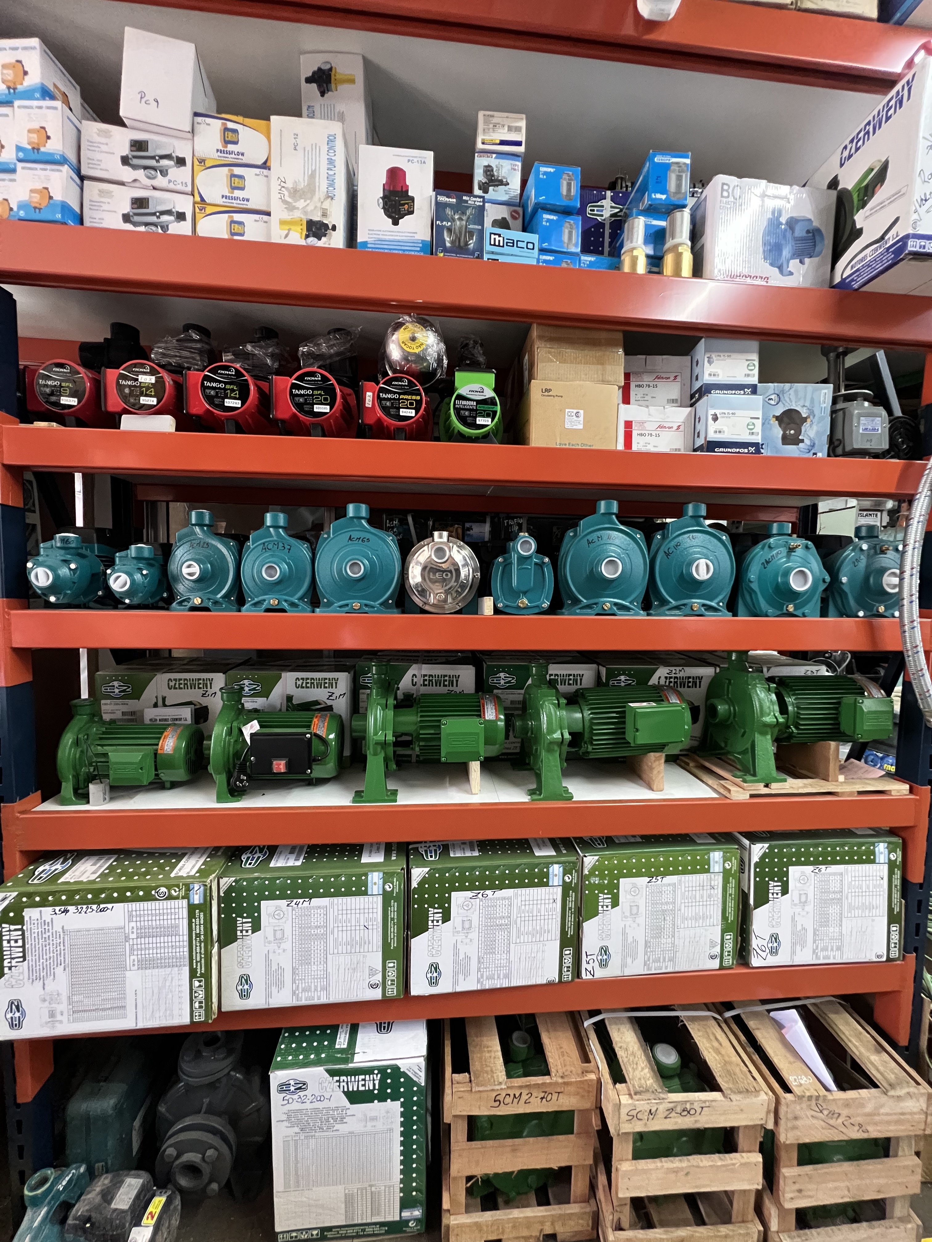 Estanterías con equipos reparados